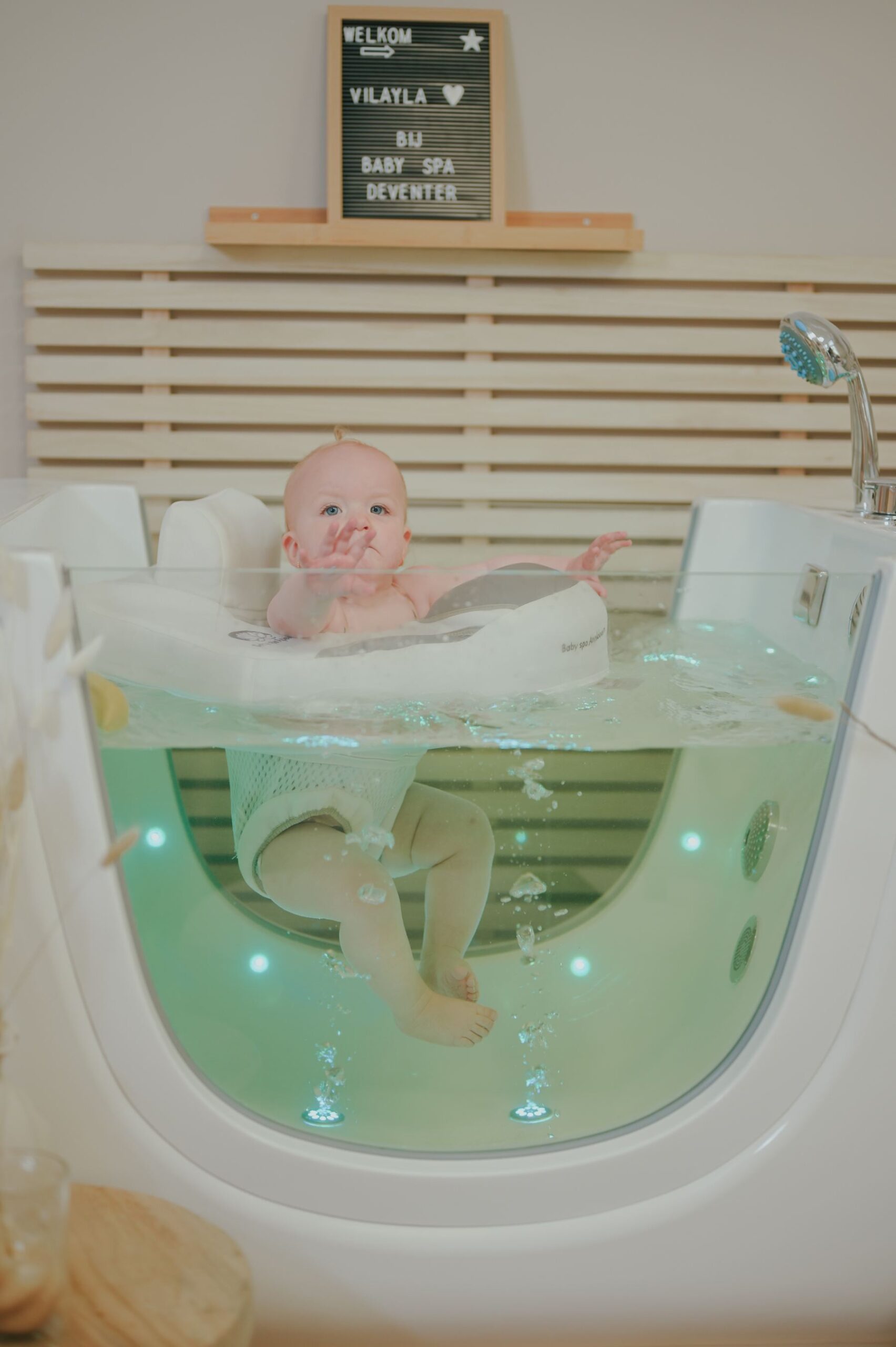 Baby in floatbad bij Mother Nature