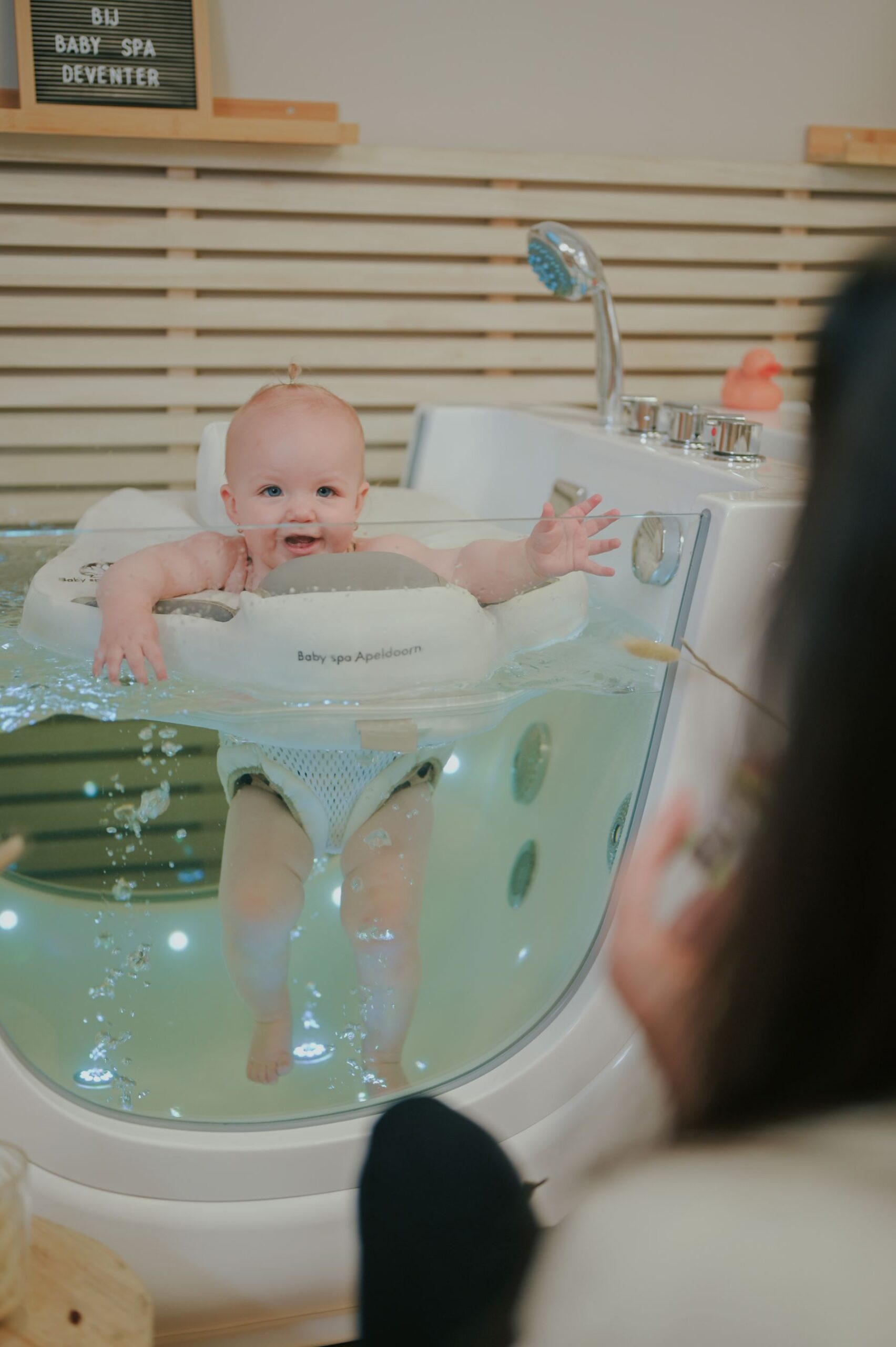Baby kijkt stralend naar Maureen