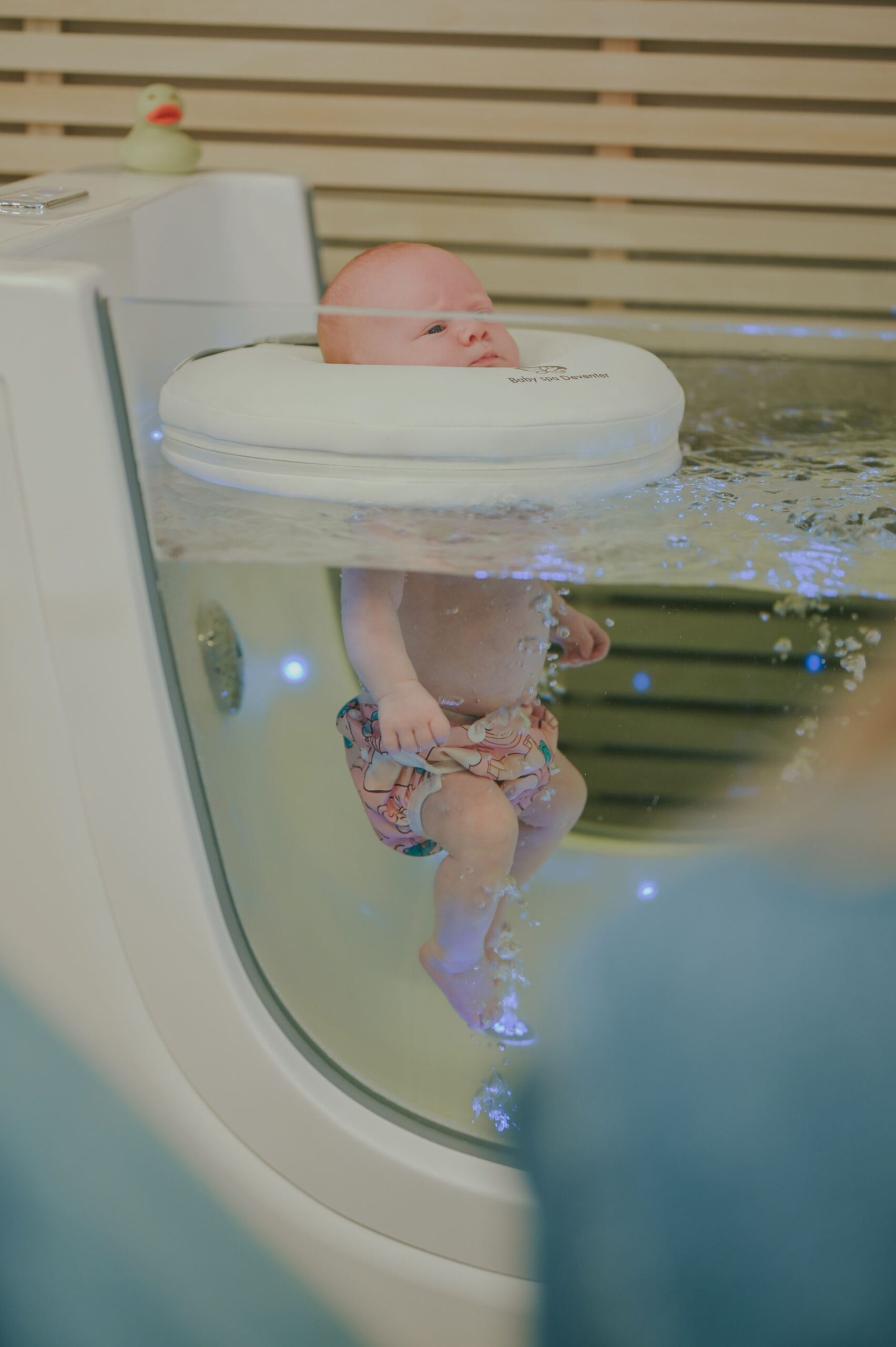 Baby met nekfloat zijaanzicht
