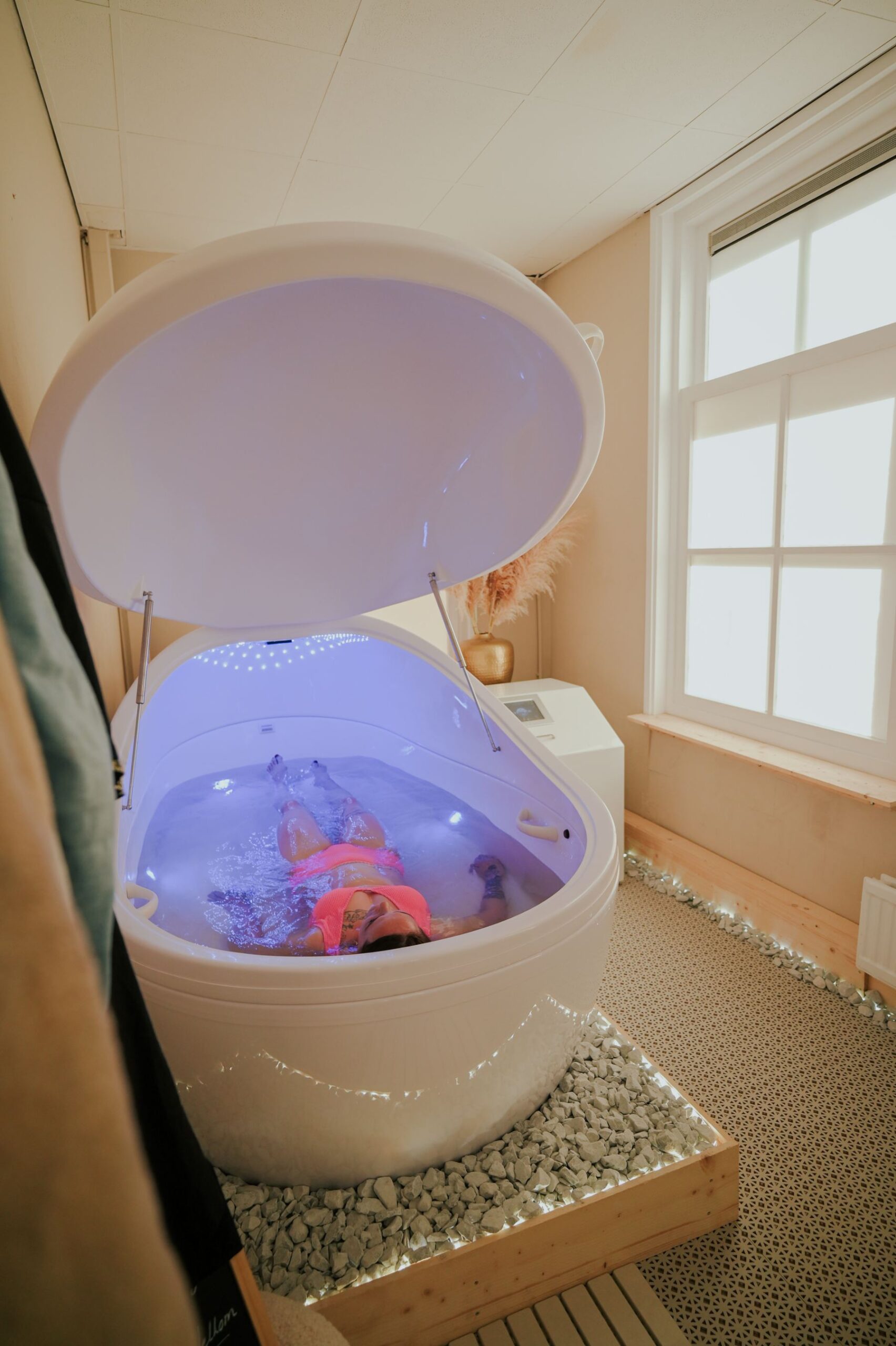 Floatpod met open deksel en sfeerlicht