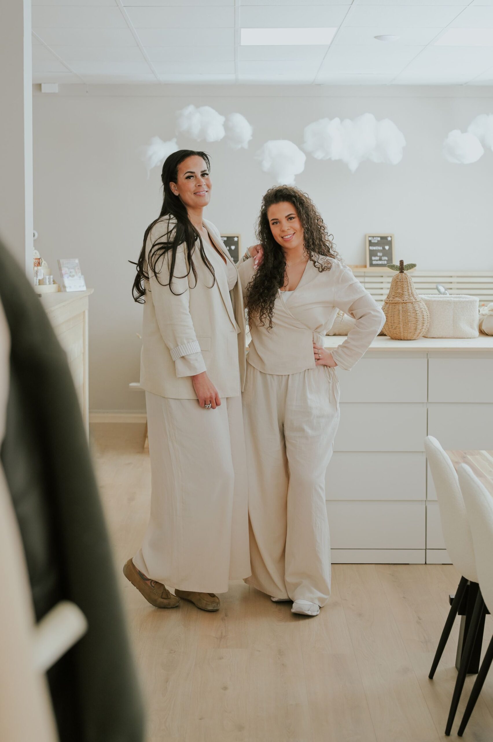Maureen en Shania samen in de spa