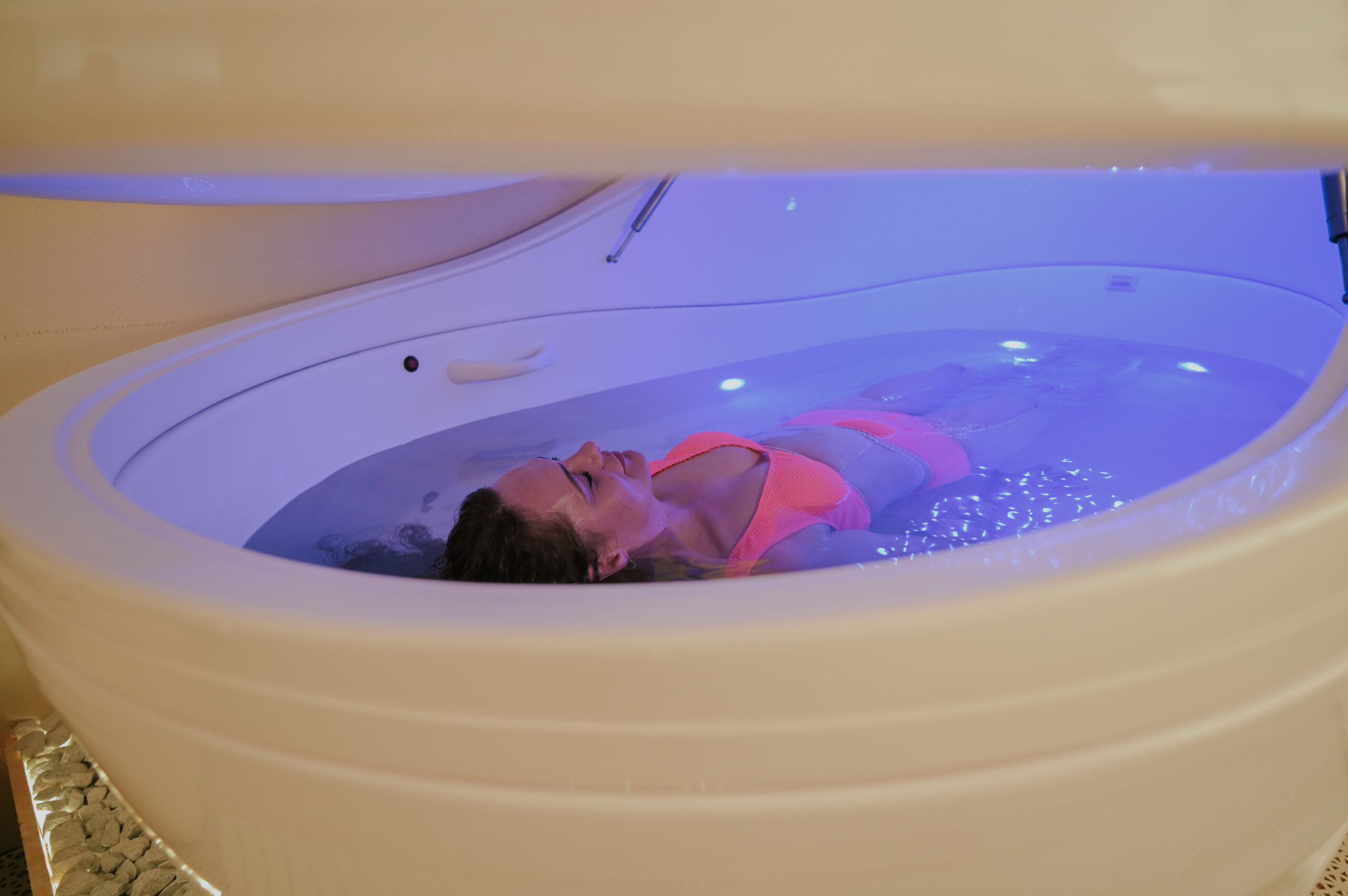 Floatpod met magnesiumzout, geopend met sfeerlicht