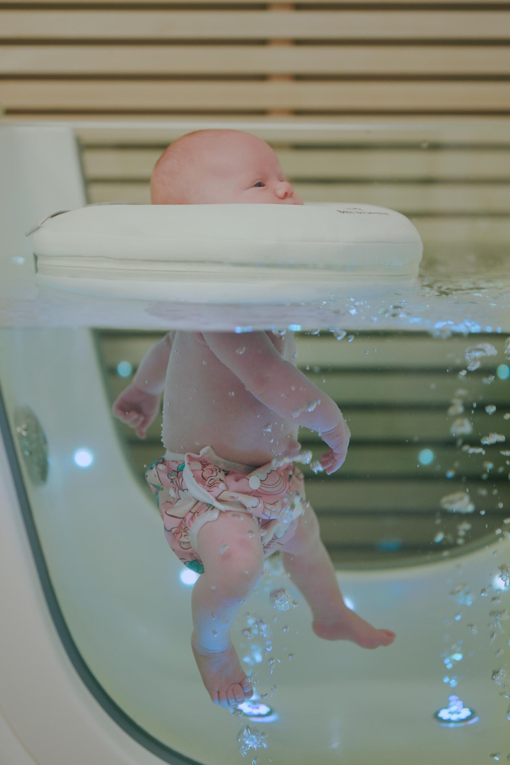 Lachende baby in floatbad